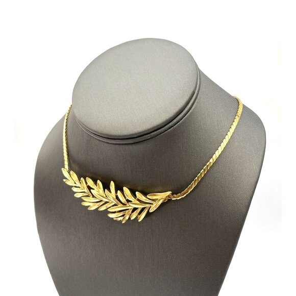 Vintage CROWN TRIFARI Laurel Wreath Pendant Necklace Gold Tone 17” - Picture 3 of 10